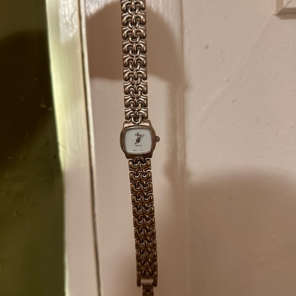 Chic Silver Watch with Intricate Band